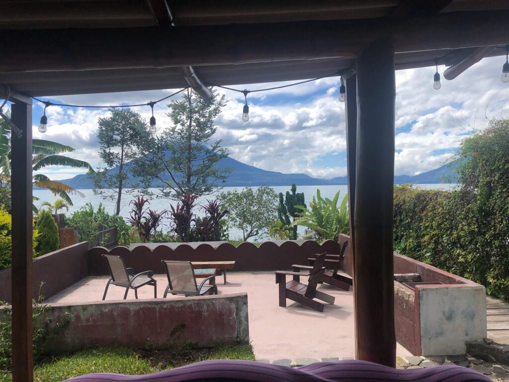 Een foto van het terras van de airbnb dat uitkijkt op het meer met daarachter een vulkaan