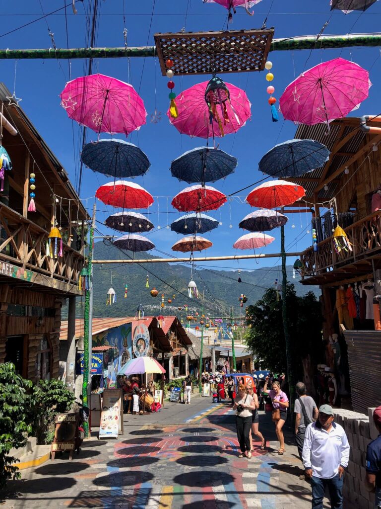 Een rustigere straat in San Juan, het kunstenaarsdorpje. Boven je hoofd zijn allemaal paraplu's op gehangen waar je dus onderdoor loopt