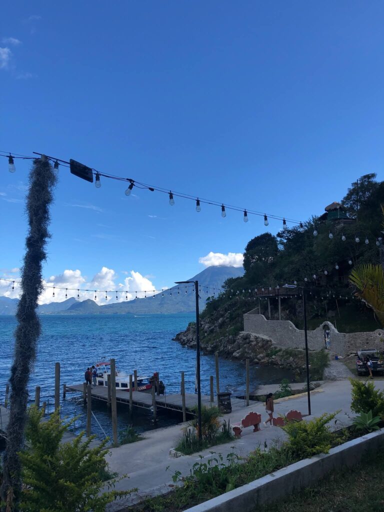 Een foto genomen in Tzucuná, van het meer met ernaast de kade