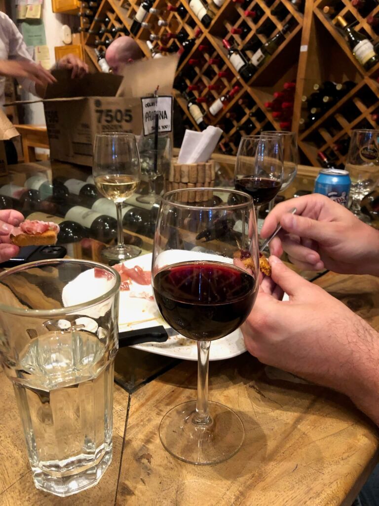 Een foto van een glas rode wijn die ik dronk in een wijnbar met de roomies