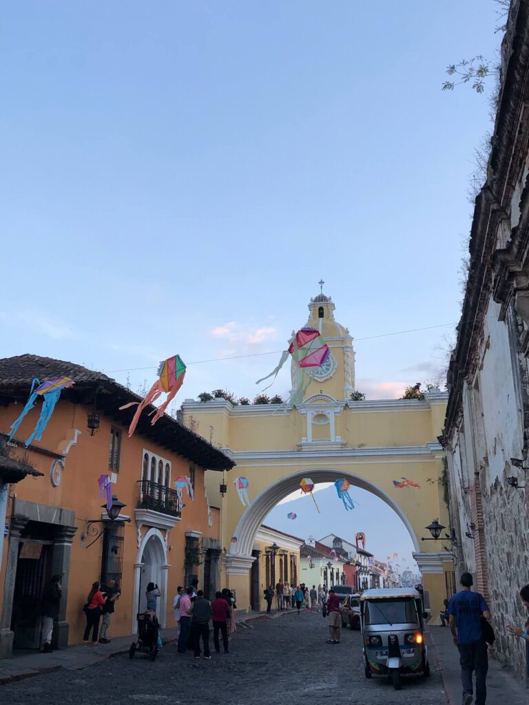 De befaamde straat in Antigua met gekleurde huisjes, vlaggetjes en een geel gebouw dat van het ene huis naar de overkant doorloopt