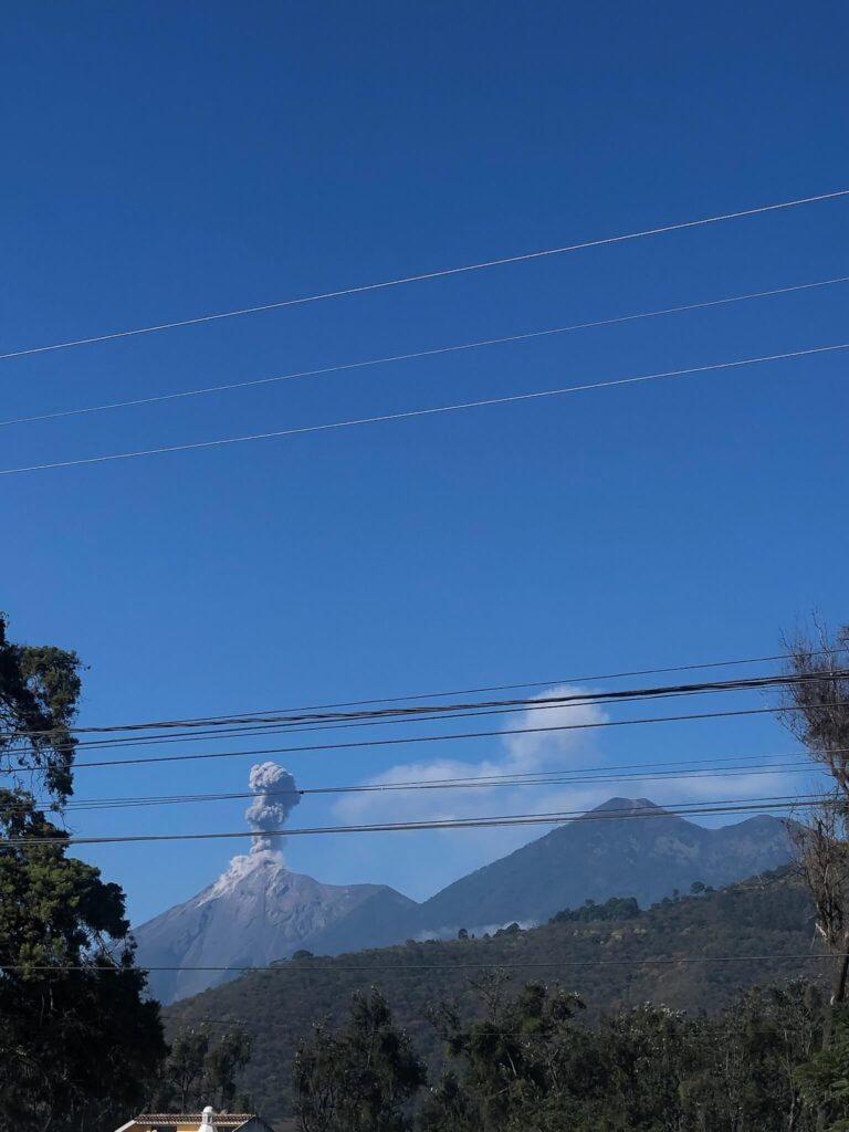 Een uitbarsting van de vulkaan Fuego! Te zien vanaf het dakterras van de homestay