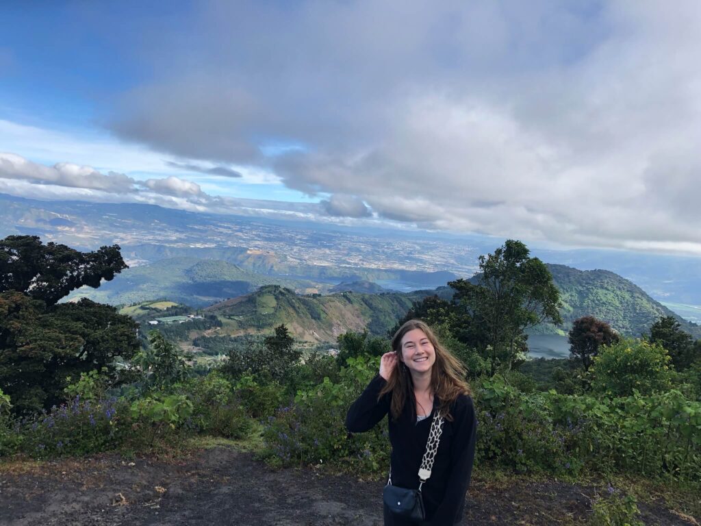 Ik poseer voor het uitzicht vanaf de vulkaan Pacaya