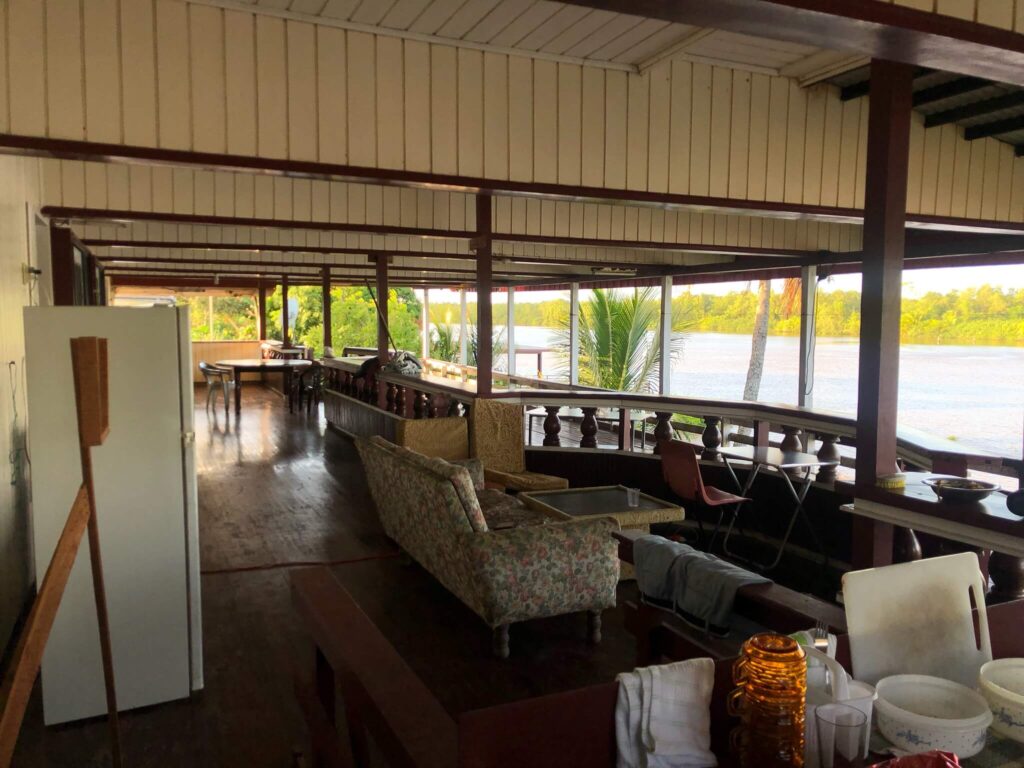 Onze woonkamer bevindt zich op de veranda. Je ziet de zithoek op deze foto