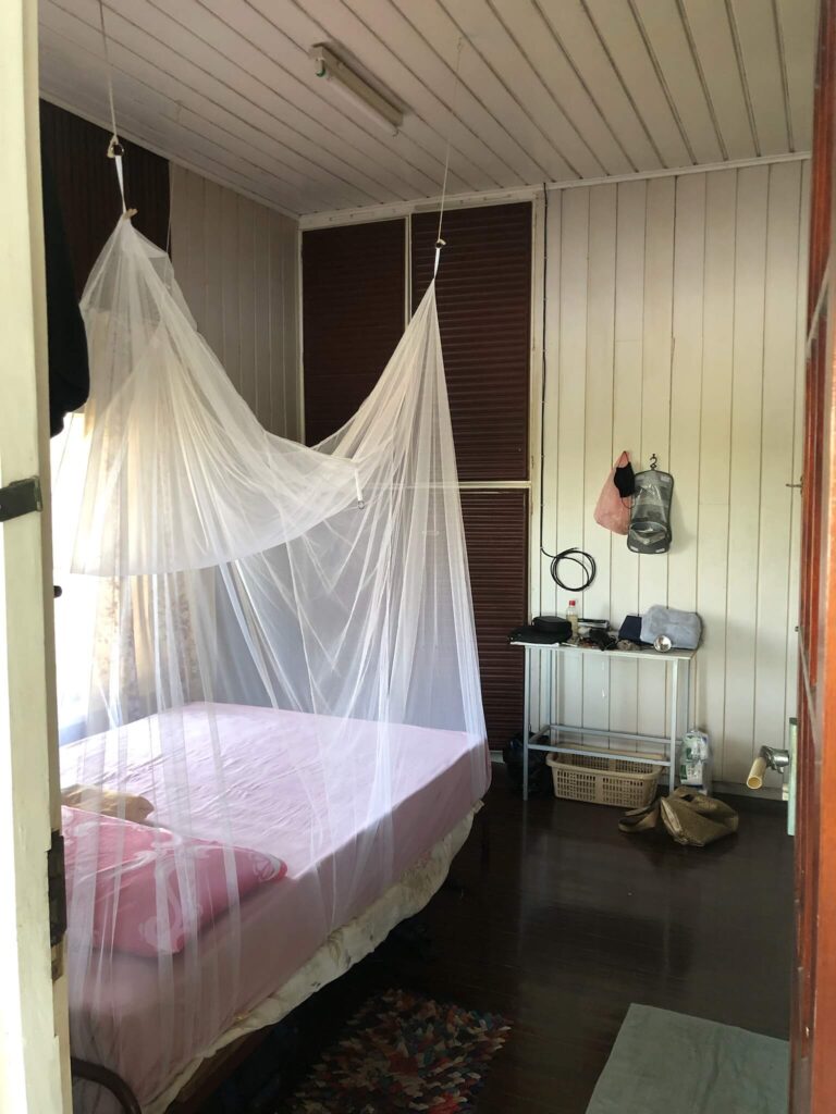 Onze slaapkamer. Een tweepersoonsbed met een grote klamboe erboven!