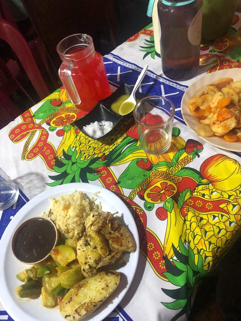 Een gekleurde tafel: er ligt een druk tafelkleed op tafel en daarop staan 2 borden met eten