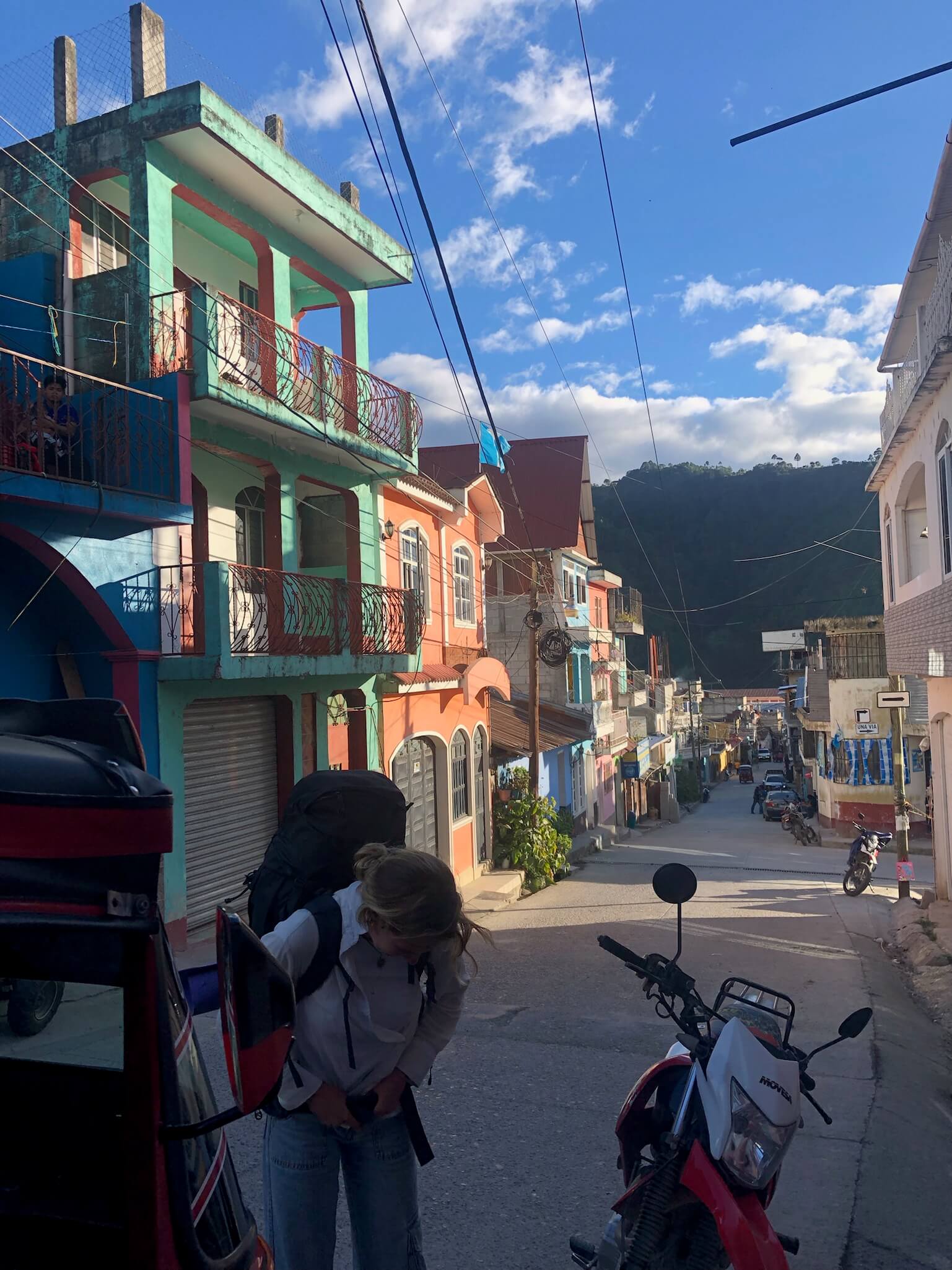 Straatje in San Sebástian: je ziet hier een smal straatje met allemaal gekleurde huisjes