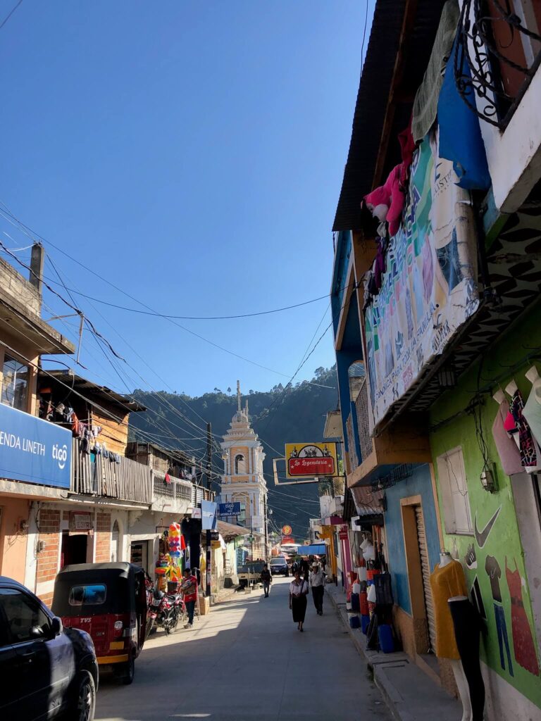 Een straatje in San Sebástian met een strakblauwe lucht