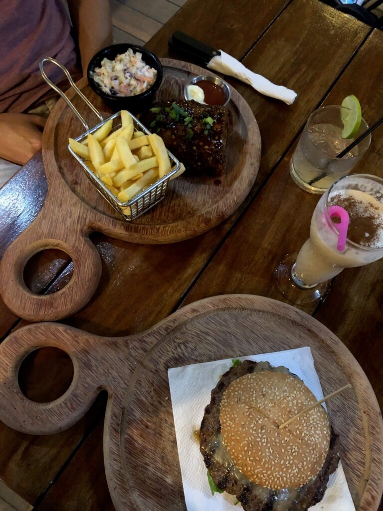 Burgers en patat staan op tafel