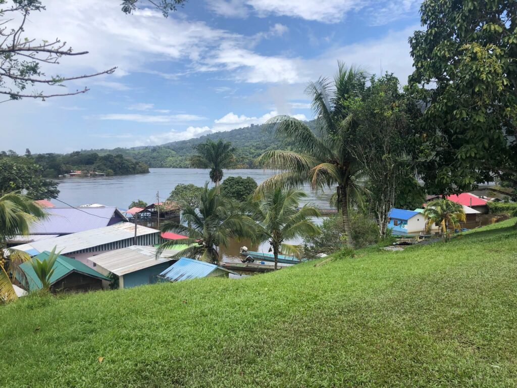 Je ziet een overstroomd gebied met rechts daarvan een stuk hoger gelegen groen land