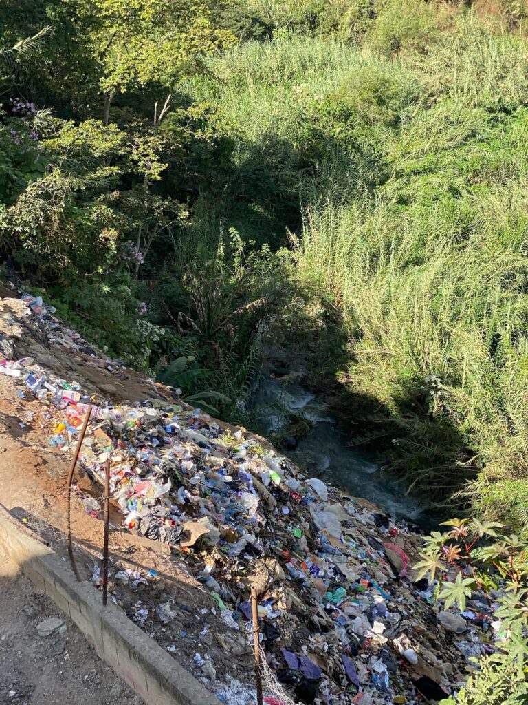 De afvalberg van het dorp...