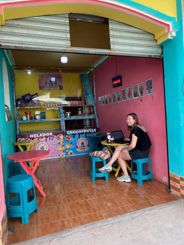 Ik zit in een soort ijszaakje aan een tafel. Ik kijk achterom en moet lachen. Naast mij is er niemand in het zaakje