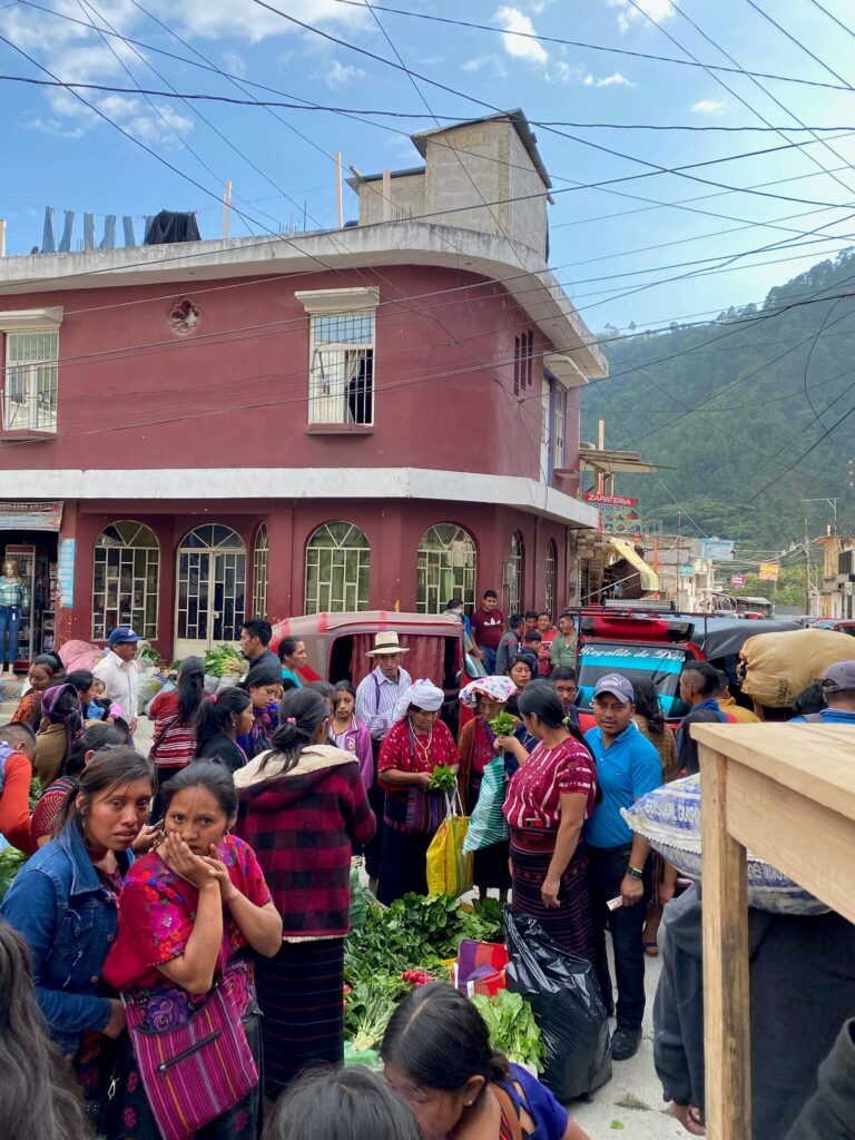 Drukte bij de markt in het dorp