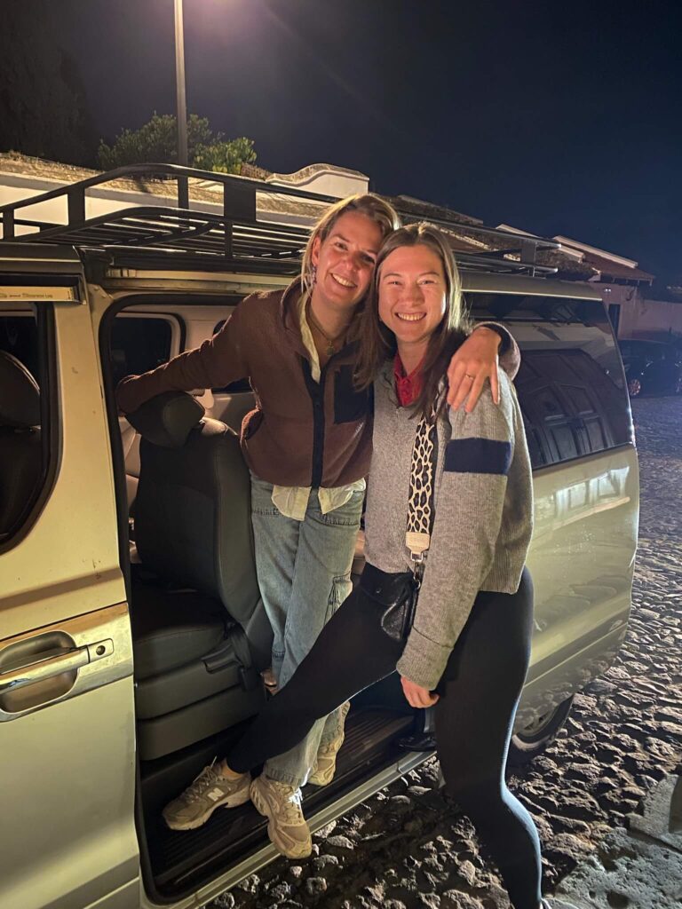 Yaar en ik staan half in de deuropening van een busje en half ernaast. Dit is het moment waar we afscheid moeten nemen. We lachen naar de camera