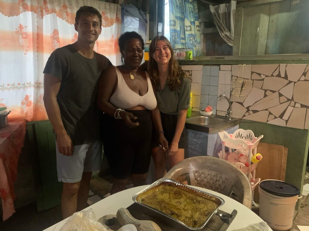 Niels en ik poseren met Sandra voor de foto. Voor ons op tafel staat de door Sandra gemaakte pom