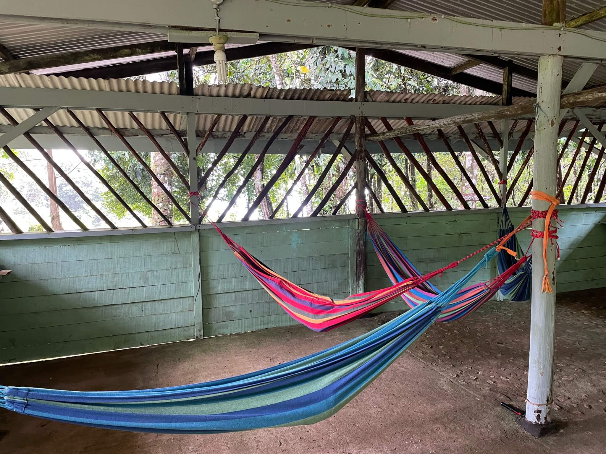 Er hangen 3 hangmatten naast elkaar in een overdekte ruimte