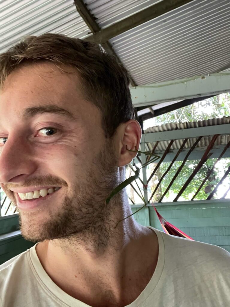 Een foto van Niels met een wandelende tak op z'n gezicht