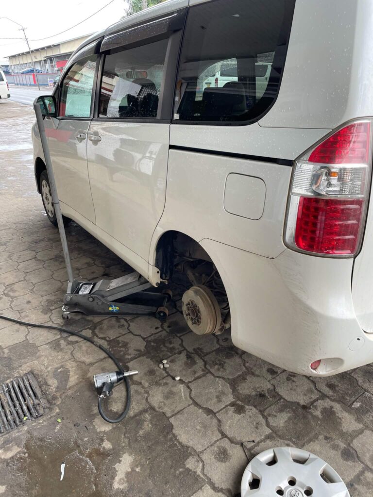 De band van de auto is eraf gehaald