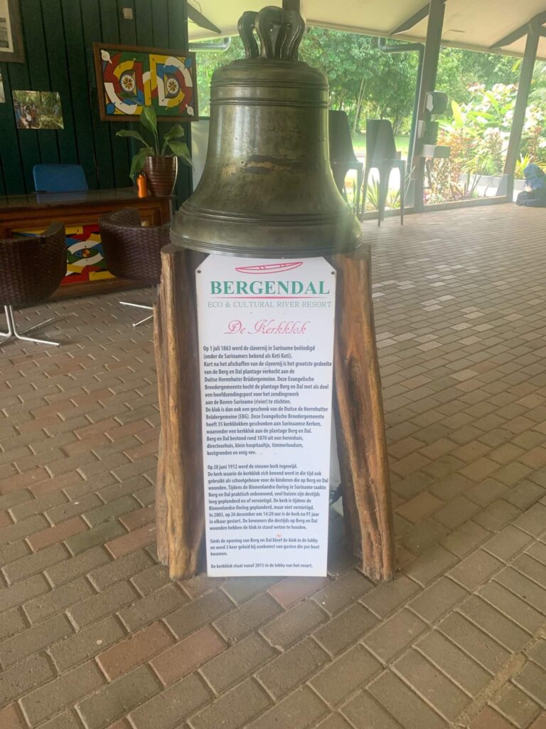 Een kerkklok van vroeger staat met een bord met uitleg bij Berg en Dal
