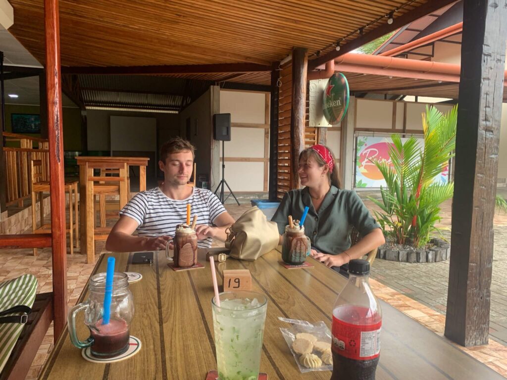 Niels en ik zitten lachend aan tafel