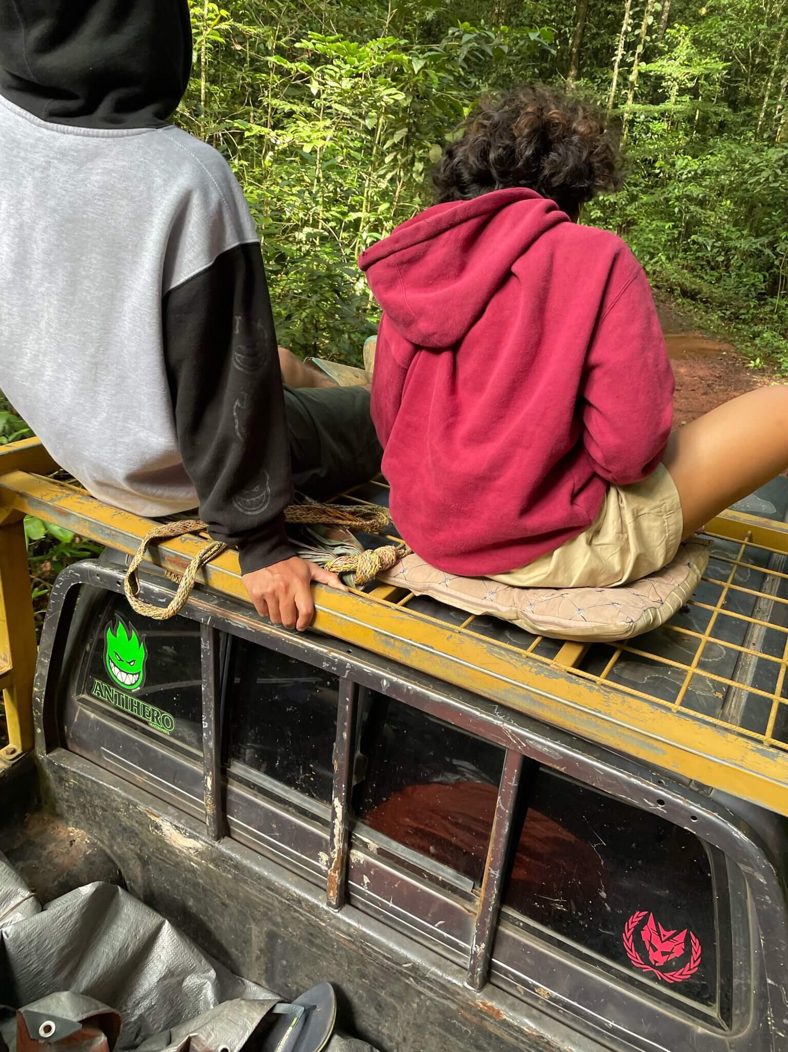 De jeep van de bovenkant gefotografeerd. Op het dak zitten 2 mensen