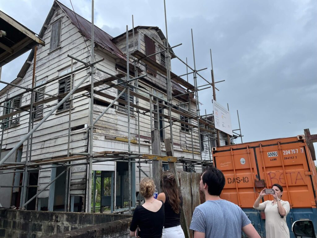 Samen met de familie van Niels kijken we naar het huis op de Prinsessestraat, dat volledig in de steigers staat.