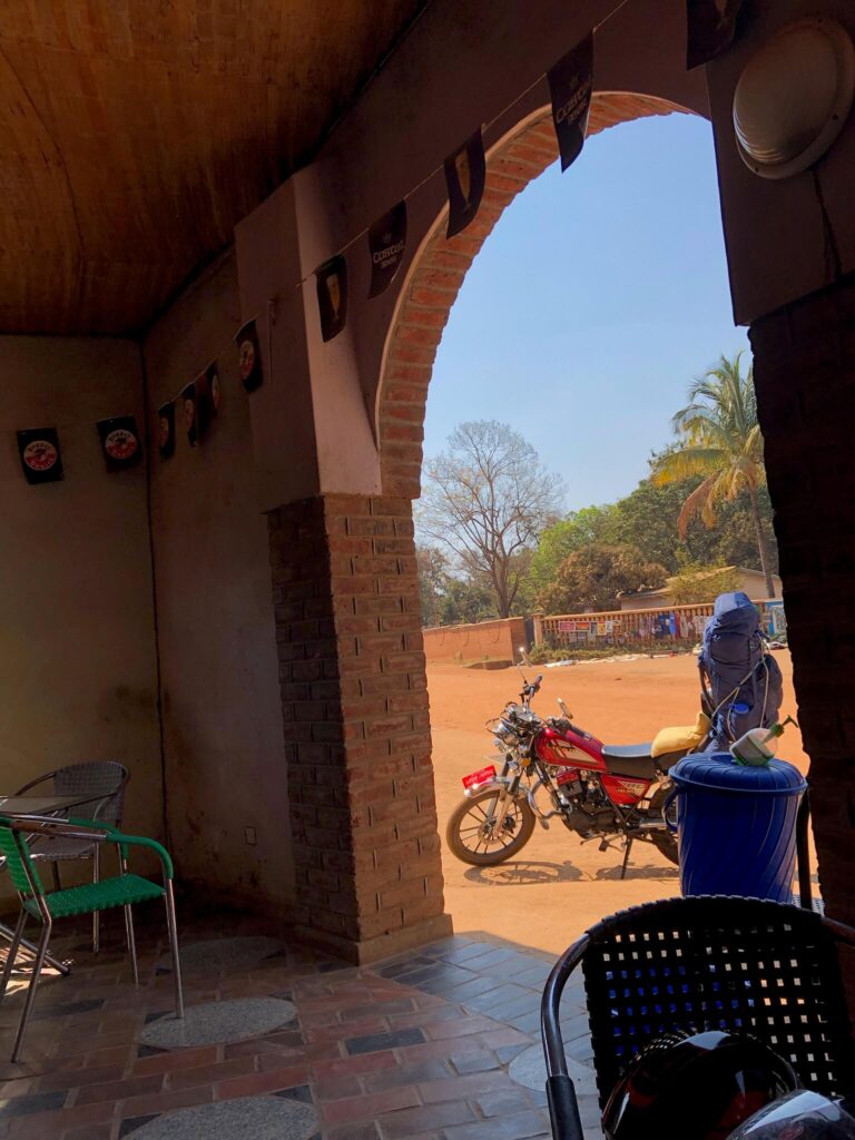 De motor staat geparkeerd en kunnen wij zien staan vanaf onze zitplek