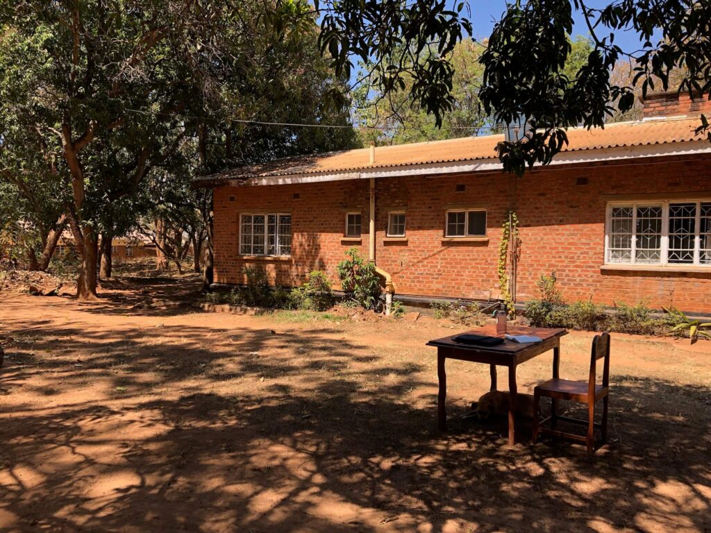 De tuin! Het bureautje staat buiten