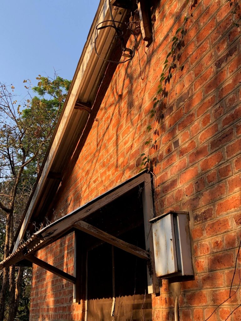 Een foto van de zijkant van ons huis. Je ziet hier het raam naar onze slaapkamer toe met daarboven een dakje. Niels heeft op dit dakje draad geplaatst zodat de uilen daar niet meer gaan zitten