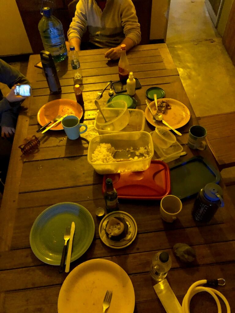 Een tafel vol met lege borden en lege bakken. We hebben met de co's gegeten