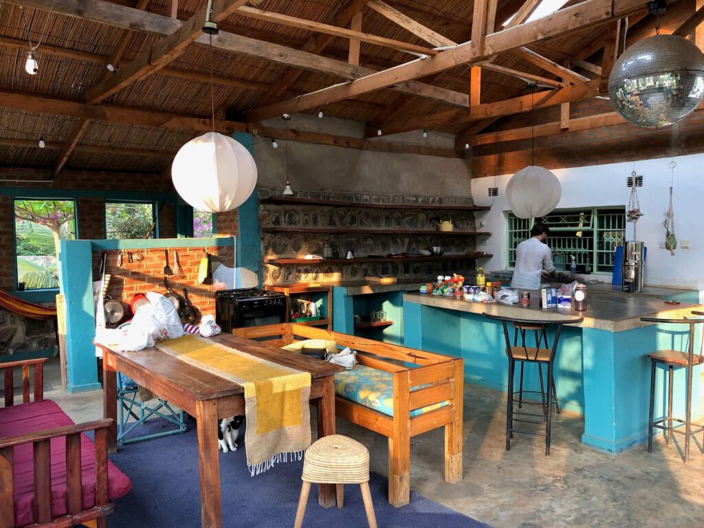 De open keuken in Songani met een kook eiland, een lange eettafel en 2 banken