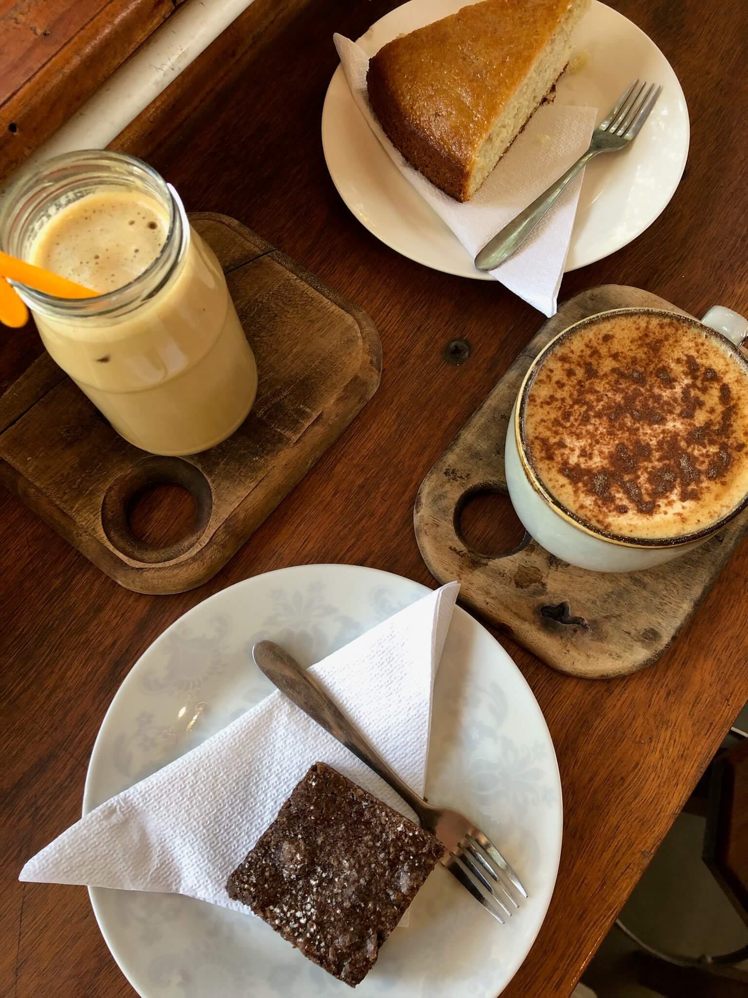 Twee gebakjes en twee drankjes bij CC Café