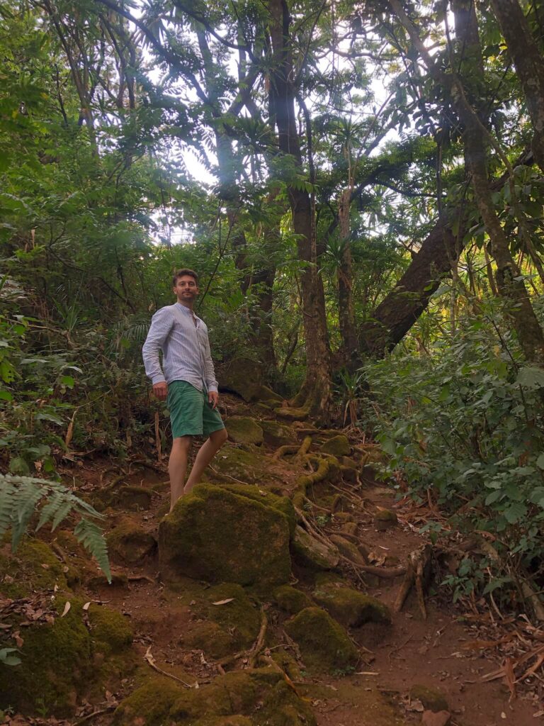 Niels loopt door het bos en heeft zich omgedraaid om te lachen naar de camera