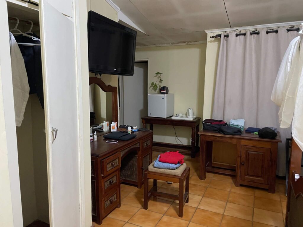 Je ziet hier de rest van de slaapkamer: de make-uptafel en koelkast