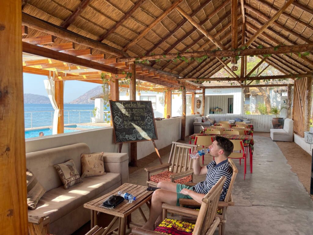 Niels zit in het restaurant en kijkt uit op het meer
