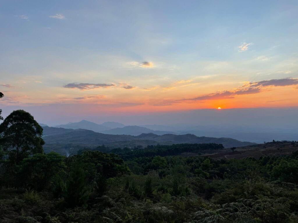 Een prachtige zonsondergang bij Zomba Forest Lodge met allemaal kleuren in de lucht