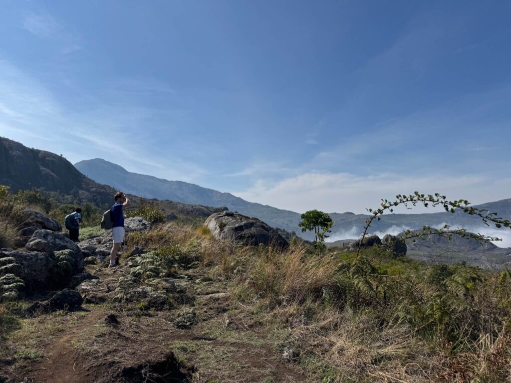 Een foto van het pad op de berg