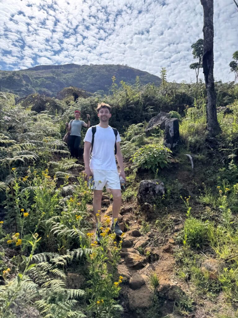 Niels en ik lopen lachend een paadje af. Niels lacht naar de camera