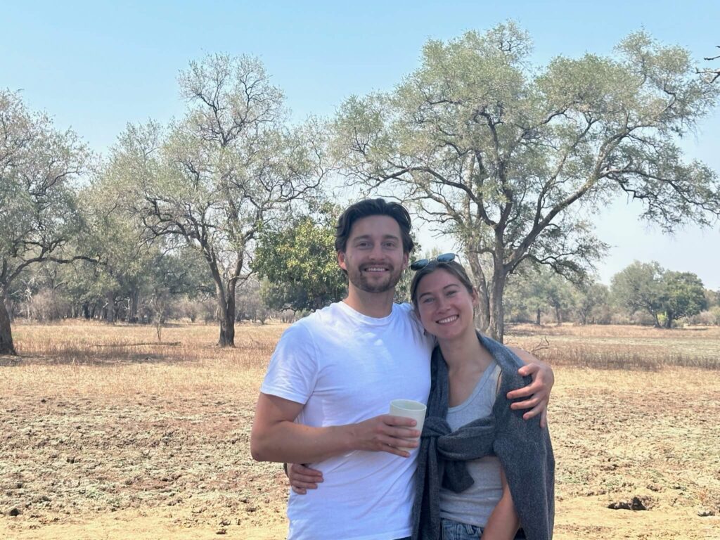 Niels en ik poseren in het park voor de foto. Achter ons zie je het droge gras