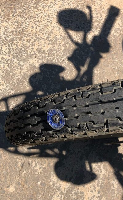 De spijker zie je hier in de motorband zitten