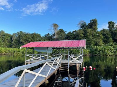 Het huisje op palen dat zich op de rivier bevindt. Er is een pad dat boven het water van het land naar het huisje loopt