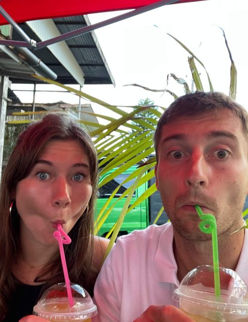 Niels en ik nemen een selfie en hebben allebei een gekleurd rietje in ons mond van het drankje dat we drinken