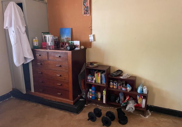 Onze 'woonkamer': je ziet hier twee kastjes met boeken enzo staan. Ook de doktersjas van Niels hangt mooi