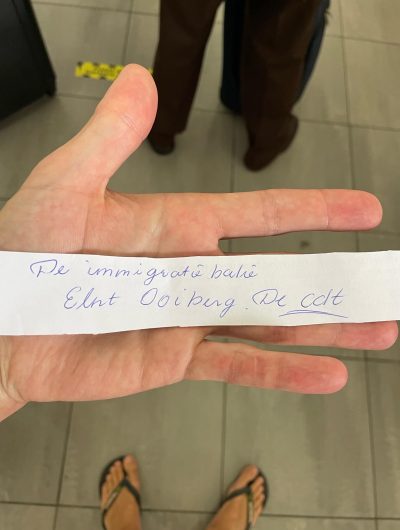 Het strookje dat we van de Militaire Politie hadden gekregen om door de douane te kunnen komen zonder inreisstempel