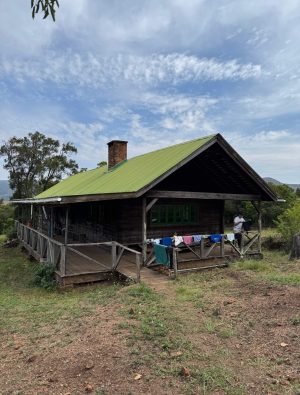 Het huis waar we de 2e nacht verblijven. Het heeft een groen dak en is van hout gebouwd. Op de balustrade hangen onze sportkleren te drogen