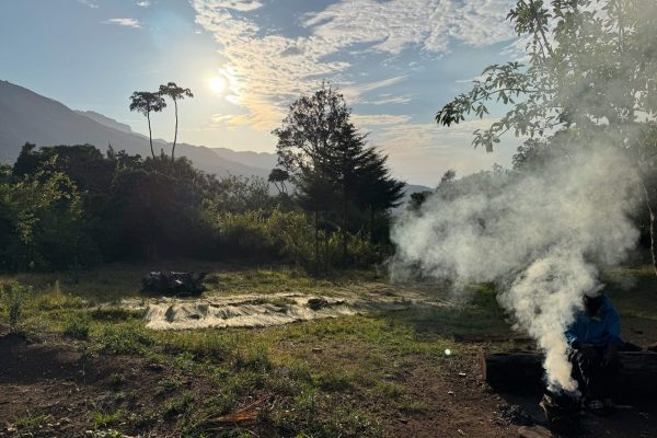 Vroeg in de morgen zien we de zon op komen en wordt er theewater gekookt op een vuurtje