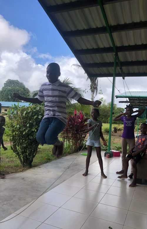 Op onze veranda staan een paar lokale kids die touwtje aan het springen zijn